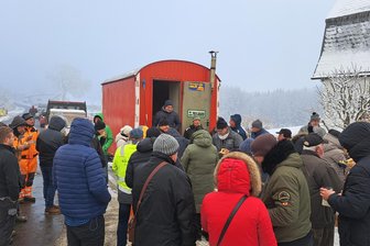 Straße im Erzgebirge nach fast drei Jahren Bauzeit für Verkehr freigegeben - Trotz winterlicher Witterungsbedingungen kamen zahlreiche Anwohner und Baubeteiligte zum feierlichen Akt.