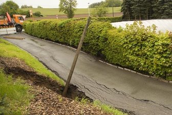 Straße in Annaberg-Buchholz eingebrochen - Auf dem Dörfler Weg ist am Sonntag urplötzlich die Straße eingebrochen. Es klafft nun ein fünf Meter breites und drei Meter tiefes Loch.
