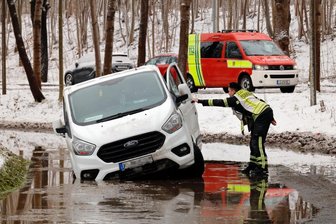 Straße in Chemnitz überflutet - mit Paketen beladener Transporter fährt sich fest -