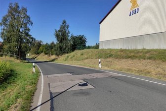 Straße in Methau soll für Fußgänger sicherer werden - Fußgänger in Methau mussten bisher entlang der Kreisstraße ohne Fußweg auskommen. Das soll sich ändern.