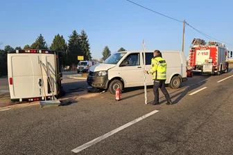 Straße in Neumark für Stunden gesperrt: Transporter kippt nach Kollision um - Unfall in Neumark: Zwei Transporter kollidierten an der Kreuzung.