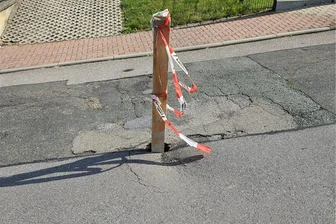 Straße in Penig gibt nach: Feuerwehr und Anwohner reagieren schnell - In Penig hat sich die Meischnerstraße abgesenkt, Feuerwehr und Bauhof haben die Stelle gesichert.
