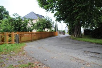 Straße in Zobes nach Deckensanierung wieder für den Verkehr freigegeben - So sah die Mechelgrüner Straße in Zobes vor der Deckensanierung aus.
