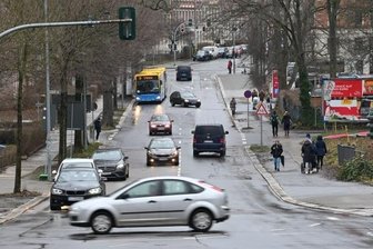Straße nach Altendorf für Monate dicht - Dieser Abschnitt der Beyerstraße (Blick in Richtung Limbacher Straße) soll mehrere Monate lang gesperrt und erneuert werden. 