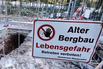 Straße nach Johanngeorgenstadt ab Mittwoch wieder offen - Der Tagebruch wurde fürs Erste notdürftig gesichert.