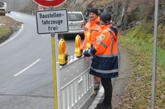 Straße nach Mulda wieder frei gegeben - Freie Fahrt: Jens Peschke von der Firma Jähnig (l.) und Ronny Molzow von der Straßenmeisterei Brand-Erbisdorf räumten am Mittag die Warnbaken beiseite.