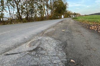 Straße nach Schönbrunn: Wie weiter mit kaputtem Bankett? - Das Bankett an der Lauterbacher Straße zwischen Hohem Kreuz und Schönbrunn soll noch dieses Jahr gebaut werden.