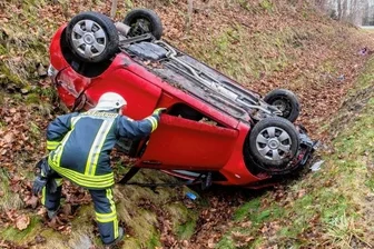 Straße nach Unfall gesperrt - Das Auto überschlug sich.