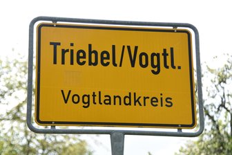 Straße plötzlich gesperrt: Was war da los? - Kein Weg nach Triebel: Die Staatsstraße 307 von Oelsnitz aus war am Freitagvormittag kurzfristig dicht.