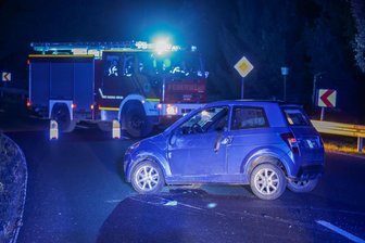 Straße voller Glassplitter: Miniauto überschlägt sich in Niederlungwitz - Mit einem sogenannten Mini-, Micro- oder Mopedauto, das maximal 45 km/h schnell fährt, hat sich ein Jugendlicher in Niederlungwitz überschlagen.