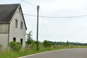 Straße von Großschirma nach Freiberg: Auto stößt Telefonmast um - Die Telefonleitung zwischen Großschirma und Freiberg wurde bei einem Unfall am Mittwoch beschädigt.