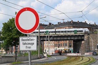 Straße wird voll gesperrt - Straßensperrung auf der Annaberger Straße.