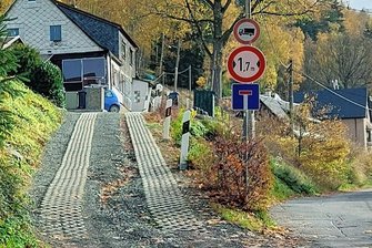 Straße Zur Alm: Wie geht es im Klingenthaler Zufahrtsstreit weiter? - Normale Fahrzeuge passen nicht mehr durch: Die Zufahrt der Straße Zur Alm in Klingenthal ist auf eine Breite von 1,70 Meter begrenzt.