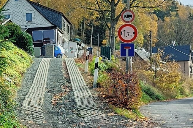 Straße Zur Alm: Wie geht es im Klingenthaler Zufahrtsstreit weiter? - Normale Fahrzeuge passen nicht mehr durch: Die Zufahrt der Straße Zur Alm in Klingenthal ist auf eine Breite von 1,70 Meter begrenzt. 