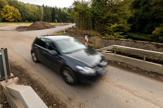 Straße zwischen Pockau und Olbernhau bald wieder befahrbar - Um die alte Brücke in Nennigmühle vorerst weiter nutzen zu können, wurde die Anbindung etwas verändert.