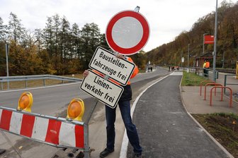 Straße zwischen Wiesenburg und Weißbach freigegeben: Warum die Bauarbeiten über zwei Jahre dauerten - Die Weißbacher Straße in Wiesenburg war zwei Jahre eine Baustelle und gesperrt. Am Donnerstag wurden die Sperrschilder abgebaut und die Kreisstraße wieder für den Verkehr freigegeben.