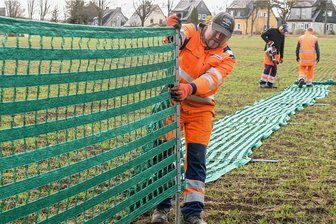 Straßen im Erzgebirge bald fit für den Winter - Mitarbeiter der Straßenmeisterei Zöblitz beim Aufbau von Schneefangzäunen entlang der Staatsstraße 207 in Deutscheinsiedel. 
