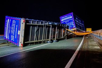 Straßen im Erzgebirge nach Sturm gesperrt: Anhänger kippt auf B174 um - Baum fällt auf S270 - Auf der B174 kippte am Dienstagfrüh ein Lkw-Anhänger um.