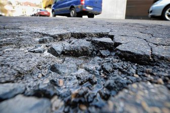 Straßen in Annaberg-Buchholz werden kurzzeitig gesperrt - In Annaberg-Buchholz werden Schlaglöcher beseitigt. 