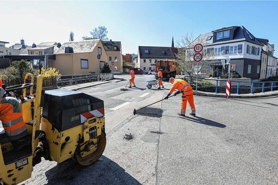 Straßen in Burgstädt: Warum werden Löcher nur geflickt und nicht richtig saniert? - Die Straßenmeisterei Mühlau hat in dieser Woche Schlaglöcher auf der Burkersdorfer Straße ausgebessert. 