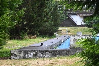 Straßen, Sport, Schulen: Wie Chemnitz 6,5 Millionen verteilen will - Die Idee, einen Teil des Freibadgeländes mit einer Art Spielplatz wiederzubeleben, kommt von Einwohnern Erfenschlags. Geld von der Stadt war dafür zunächst nicht zu erwarten. Das könnte sich nun ändern. 