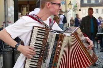 Straßen und Schlosshof werden zu großer Bühne - Dr Paul aus'n Arzgebirg spielte mit seinem Akkordeon in der Körnerstraße auf.