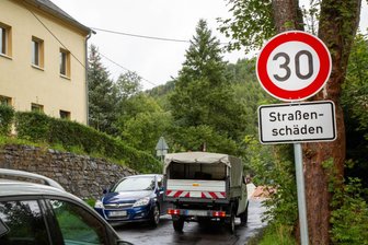 Straßenausbau in Falkenau: Planung wird zum Marathon - Eine enge Holperpiste ist die Ernst-Thälmann-Straße in Falkenau. Die Stadt Flöha hat vor zwei Jahren wegen des Straßenzustandes Tempo 30 angeordnet.