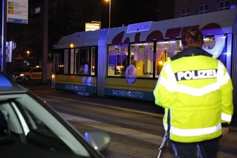 Straßenbahn erfasst 45-Jährigen - Fußgänger schwer verletzt -