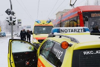 Straßenbahn erfasst Fußgängerin -