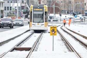 Straßenbahn-Gleisbett als Auto-Falle: Wie eine Unfallserie in Plauen gestoppt werden soll - Das, so hofft man im Plauener Straßenbahnbetrieb, soll die Unfallserie stoppen: Ein auffälliges Schild steht auf der Neuen Elsterbrücke am jähen Übergang ins Gleisbett. Einige Autos sind bereits dort hinein geraten. Die Folge: erheblicher Schaden und Blockaden der Gleise.