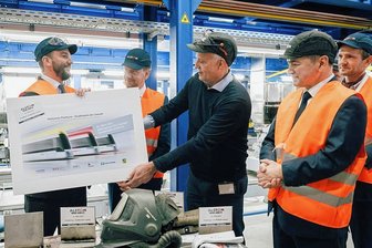Straßenbahn-Großauftrag für sächsisches Unternehmen - Zwickauer Bahnen sind aber noch nicht dabei - Ministerpräsident Michael Kretschmer (CDU, Zweiter von links) bei der Bekanntgabe des Auftrags für Görlitz. 
