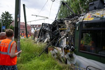 Straßenbahn in Berlin entgleist - 20 Verletzte - Eine Straßenbahn in Neu Hohenschönhausen ist entgleist. Bei dem Unfall gab es viele Verletzte.