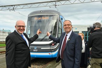 Chemnitz Partnerstadt Kirjat Bialik Straßenbahn der CVAG Taufe auf diesen Namen. Fioto Svern Schulze und rechts Bürgermeister Eli Dukorski Foto: Andreas Seidel , bei Veröffentlichung honorarpflichtig