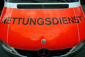Straßenbahn kollidiert mit Pkw - ein Fahrgast schwer verletzt -