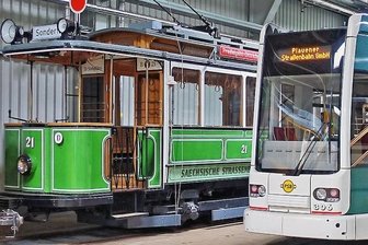 Straßenbahn rollt seit dem Jahr 1894 durch Plauen - Der älteste Triebwagen 21 bei einer Vorführung zusammen mit einem der Wagen aus der Gegenwart.
