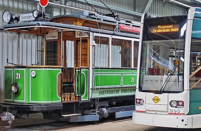 Straßenbahn rollt seit dem Jahr 1894 durch Plauen - Der älteste Triebwagen 21 bei einer Vorführung zusammen mit einem der Wagen aus der Gegenwart. 