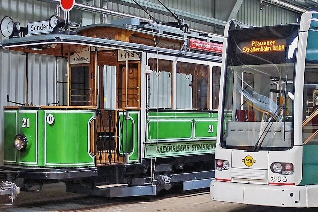 Straßenbahn rollt seit dem Jahr 1894 durch Plauen - Der älteste Triebwagen 21 bei einer Vorführung zusammen mit einem der Wagen aus der Gegenwart. 