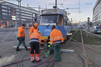 Straßenbahnen an Zentralhaltestelle kollidiert - Busse und Bahnen umgeleitet - An der Zentralhaltestelle stießen zwei Straßenbahnen zusammen.