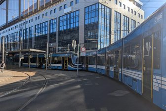 Straßenbahnen in Chemnitzer Innenstadt kollidiert – Unfalluntersuchung dauert an - An der Zentralhaltestelle in Chemnitz sind zwei Straßenbahnen der CVAG zusammengestoßen. Es kam zu Behinderungen bei Bus und Bahn.