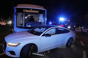 Straßenbahnfahrer verletzt - Tram kollidiert mit Auto am Falkeplatz -
