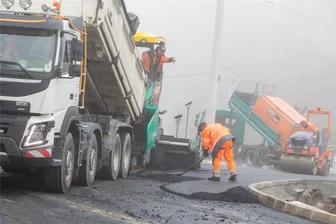 Straßenbau am Komturhof in Plauen vor Fertigstellung - Die oberste Asphaltschicht wird seit Dienstag in der Straße am Komturhof aufgetragen.