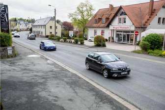 Straßenbau auf B 282 in Syrau beginnt - Noch rollt der Verkehr uneingeschränkt: Ab Donnerstag wird die Bundesstraße 282 in Syrau zur Baustelle. 
