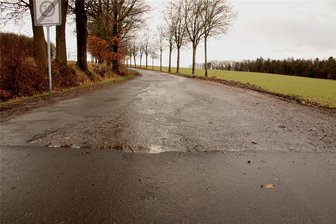 Straßenbau bei Zobes geht weiter - Am Ortsausgang von Zobes endet die neue Asphaltdecke.