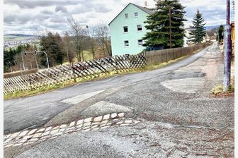 Straßenbau: Eine alte Stahlleitung in Lauter hat ausgedient - Inzwischen sind die Bagger angerückt: Der Siedlerweg in Lauter als eine typische Anwohnerstraße erhält eine Generalsanierung.