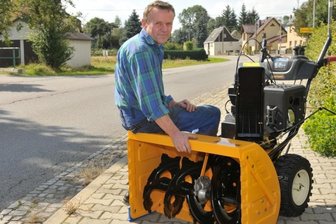 Straßenbau: Händler machen sich Sorgen - Wegen der B-101-Sperrung und des fehlenden Durchgangsverkehrs ist Händler Hartmut Eschner besorgt und hofft, dass er nicht auf seiner Winterware sitzen bleibt und Umsatzeinbußen verkraften muss.