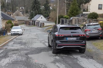 Straßenbau im Erzgebirge: Schlaglochpiste in Annaberg-Buchholz monatelang gesperrt - Ab Montag wird der Asternweg im Stadtteil Buchholz grundhaft ausgebaut.