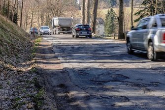 Straßenbau im Sehmatal: Weiterhin viele Fragen offen - Soll seit Jahren saniert werden: die Karlsbader Straße zwischen den beiden Sehmataler Ortsteilen Cranzahl und Neudorf. Doch das Vorhaben scheitert immer wieder am fehlenden Geld. 