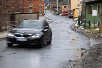 Straßenbau im Vogtland: Ortsvorsteher macht Druck - Die Klingenthaler Straße in Erlbach mit Blickrichtung Erlbacher Brauhaus.