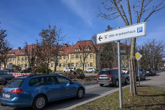 Straßenbau in Chemnitz: Welcher Umweg ab Montag in den Kreißsaal des DRK-Krankenhauses führt - Die Zufahrt zum Besuchereingang ist ab kommendem Montag nur noch aus einer Richtung möglich. Einen neuen Weg gibt es zum Kreißsaal.