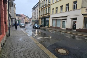 Straßenbau in der Werdauer Innenstadt: Welche Firma erledigt den zweiten Bauabschnitt? - Ab März wird dieser Abschnitt der August-Bebel-Straße in Werdau auf Vordermann gebracht.